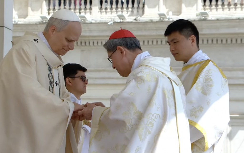 El cardenal Luis Antonio Boquintagle colocó en la mano derecha el anillo del pescador al Pontífice 